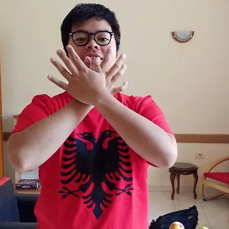 The English بيت شباب تيرانا